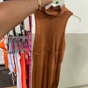 Brown Dress.     S m l